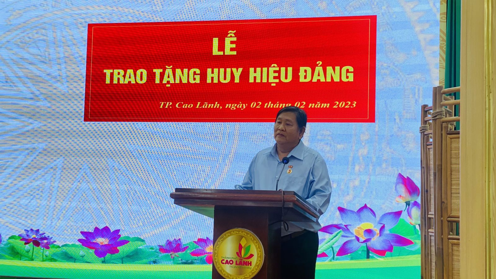 Đồng chí Ngô Minh Nghĩa - đảng viên Chi bộ khóm Thuận Trung đại diện đảng viên nhận Huy hiêu Đảng phát biểu tịa buổi lễ